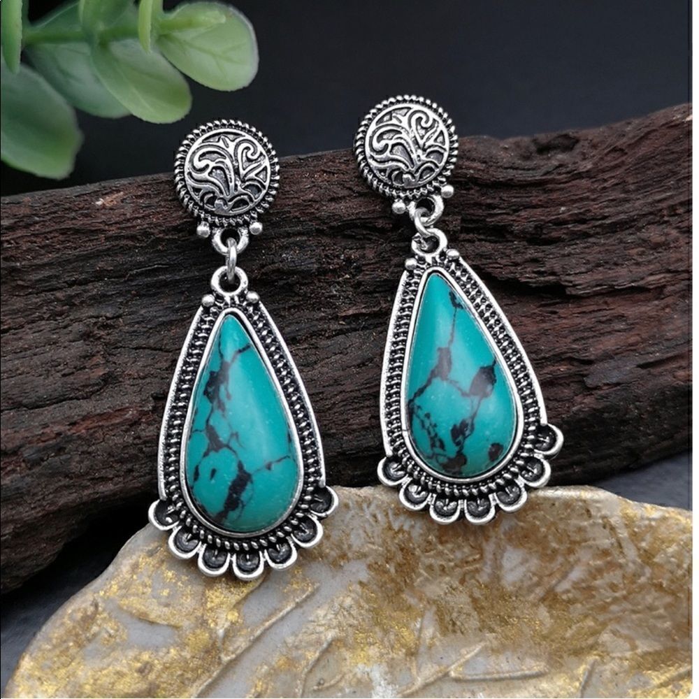 Gorgeous Turquoise Earrings NWT 